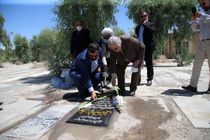 حضور استاد شعردوست بر سر مزار مادر شهریار در قم