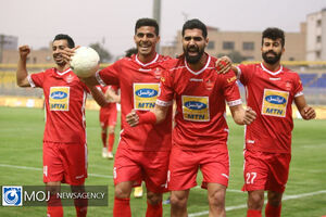 دیدار تیم های فوتبال نفت مسجد سلیمان و پرسپولیس 
