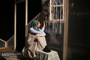 نمایش سعادت لرزان مردمان تیره روز