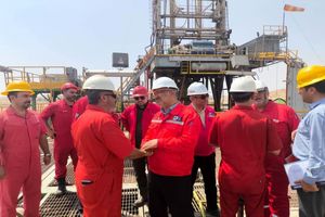 کارکنان در سخت ترین شرایط اقلیمی و گرمای شدید بی وقفه در راستای حفظ ، نگهداشت و افزایش تولید تلاش می کنند