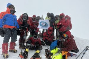 صعود تیم باشگاه اورست اصفهان به قله البروس بام قاره اروپا 