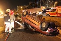 خودروی سواری در بلوار ارتش واژگون شد