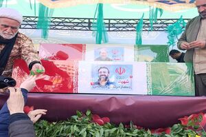 مراسم وداع مردم با شهیدان لاریجانی، سلیمانی و شهدای ناو دنا در میدان انقلاب + فیلم