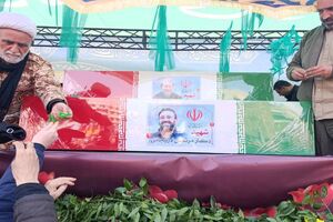 مراسم وداع مردم با شهیدان لاریجانی، سلیمانی و شهدای ناو دنا در میدان انقلاب + فیلم