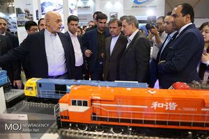 بازدید وزیر راه و شهرسازی از نمایشگاه بین المللی حمل و نقل ریلی