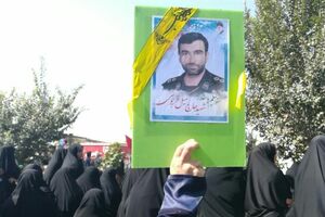 حضور خانواده شهید کمیل قربانی در مراسم تشییع شهید حججی
