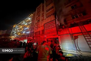 آتش‌سوزی در مسافرخانه خیابان سعدی / ۷۰ نفر در عملیات شبانه آتش‌نشانان نجات یافتند