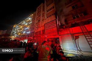 آتش‌سوزی در مسافرخانه خیابان سعدی / ۷۰ نفر در عملیات شبانه آتش‌نشانان نجات یافتند