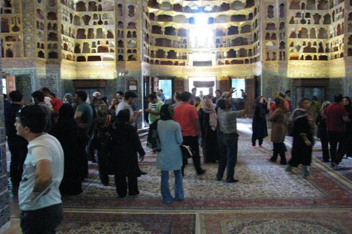بازدید گردشگران از بقعه شیخ صفی الدین اردبیلی
