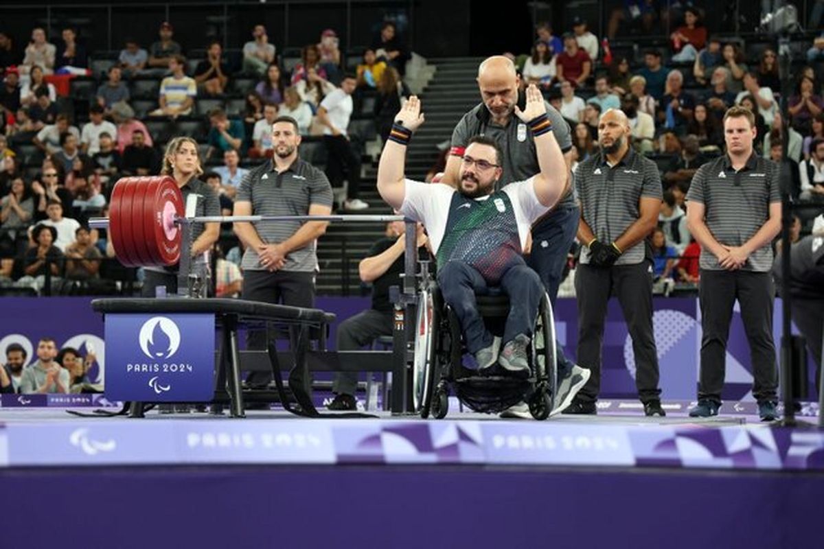 روح الله رستمی به مدال طلای مسابقات پاراوزنه‌برداری پارالمپیک پاریس دست یافت 
