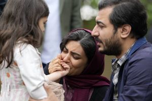 «ماه پنهان» با بازی لیندا کیانی و فرزاد حسنی به سینماها می‌آید