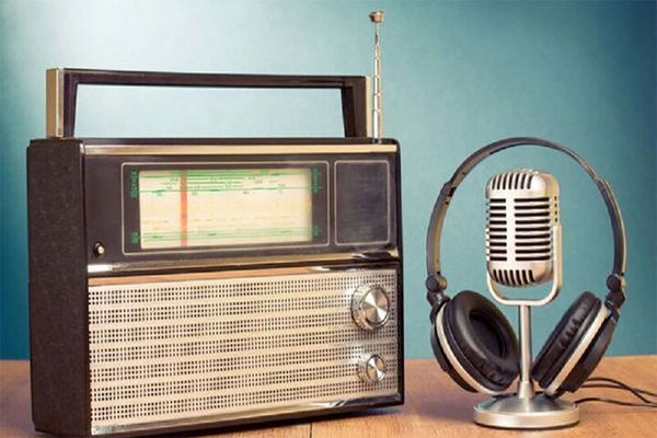 عصرانه با رویکرد طنز، مخاطبان را با لبخند از پای رادیو بلند می‌کند