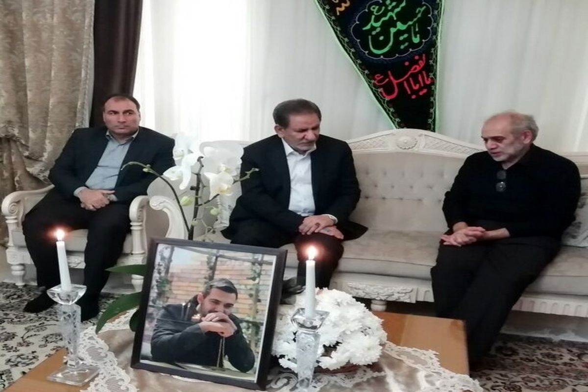 دیدار جهانگیری با خانواده یکی از شهدای سانحه هوایی