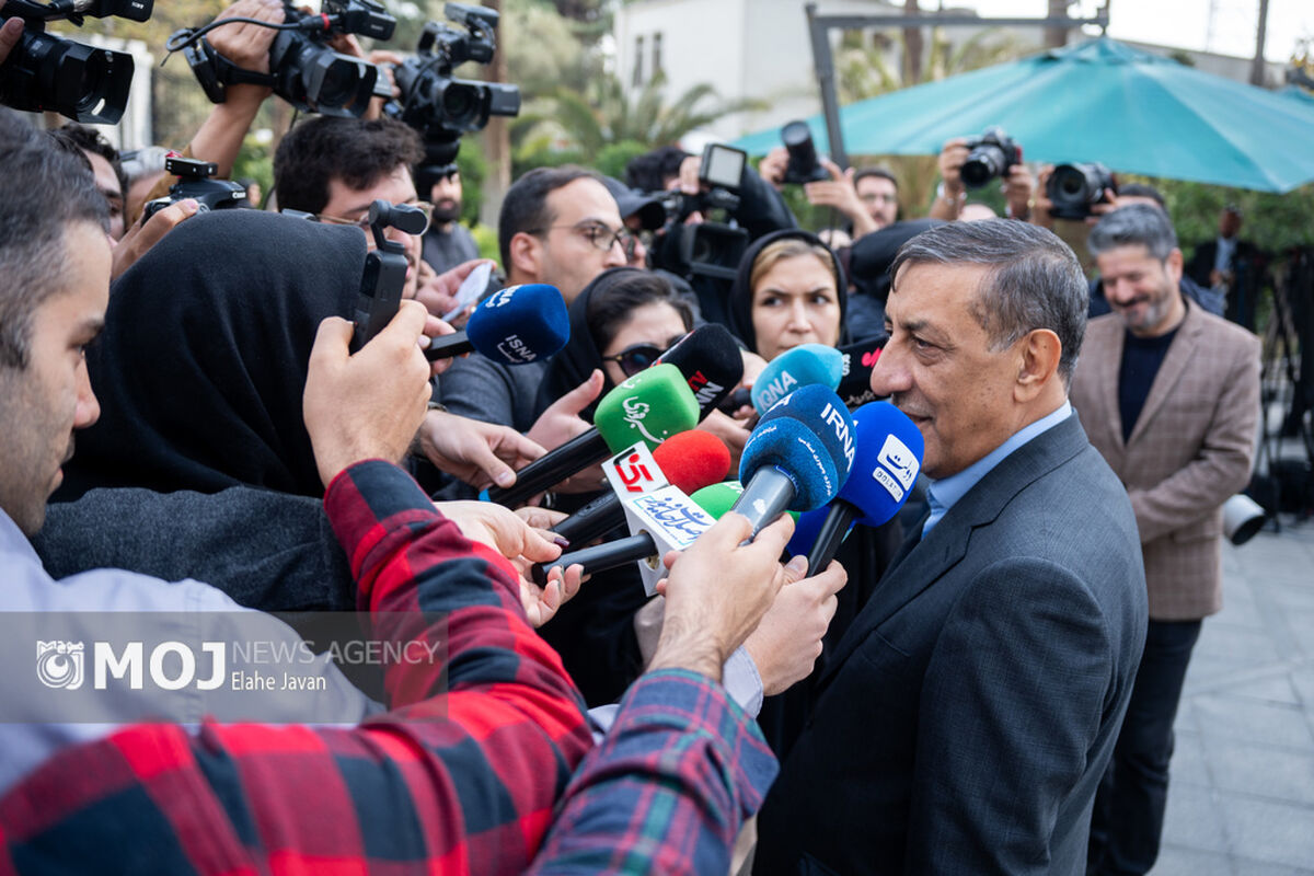 اعضای هیأت دولت در جمع خبرنگاران