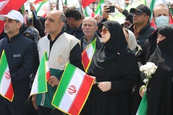 بزرگترین پرچم ایران در اجتماع مردم در ۱۲ فروردین به اهتزاز درآمد
