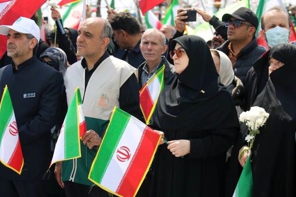 بزرگترین پرچم ایران در اجتماع مردم در ۱۲ فروردین به اهتزاز درآمد