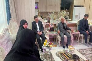 محمد مخبر با خانواده فرمانده شهید یگان حفاظت ریاست جمهوری دیدار کرد