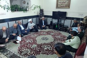 حضور نماینده مقام معظم رهبری در سیستان و بلوچستان و استاندار در منزل یکی از شهدای واقعه هشتم مهرماه زاهدان 
