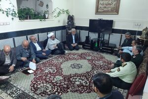 حضور نماینده مقام معظم رهبری در سیستان و بلوچستان و استاندار در منزل یکی از شهدای واقعه هشتم مهرماه زاهدان 
