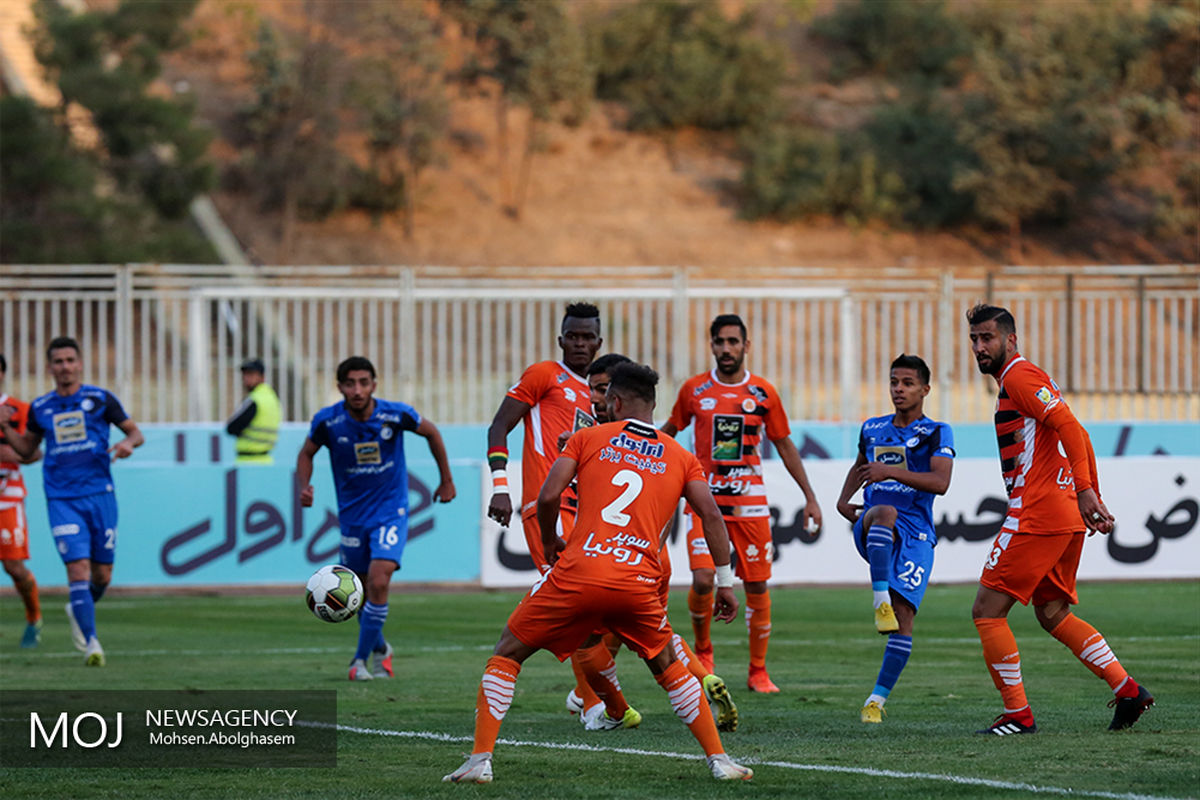 دیدار تیم های فوتبال سایپا و استقلال تهران