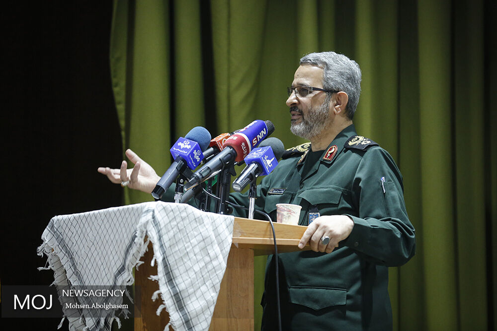 انقلاب اسلامی آمد تا ملت ما را به خودباوری برساند