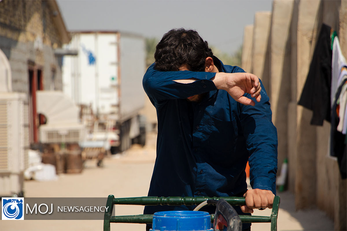 خدمت رسانی به زائران حسینی در گرمای طاقت‌ فرسای عراق