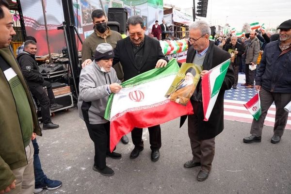 وزیر صنعت،‌ معدن و تجارت در راهپیمایی ۲۲ بهمن حضور یافت