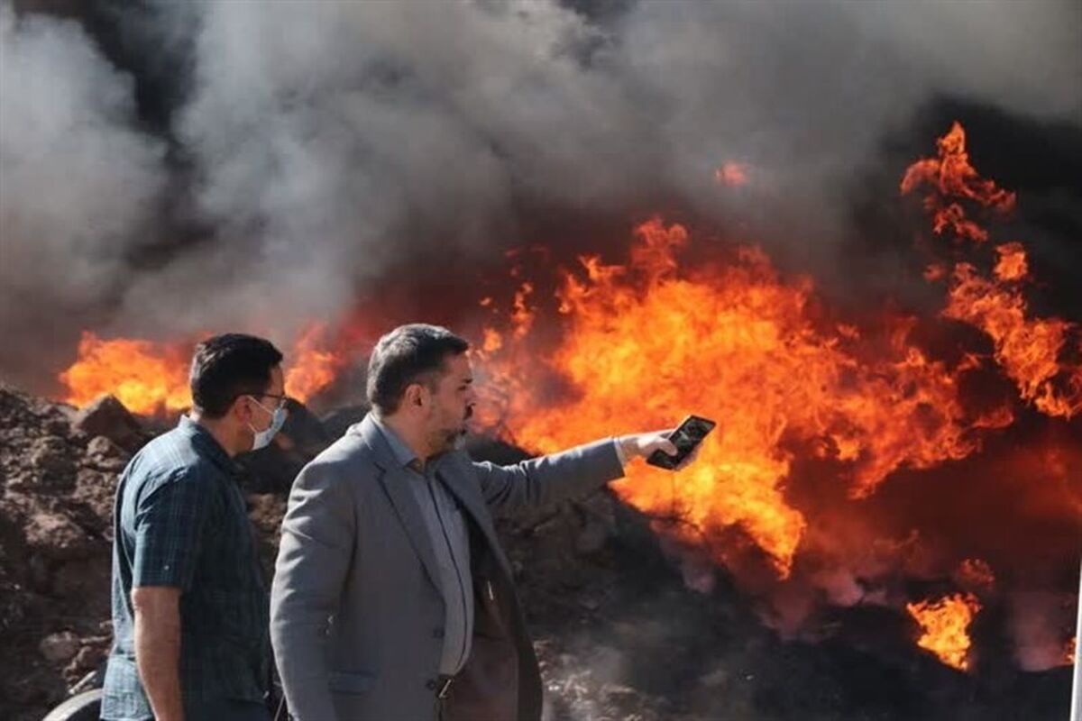 آتش سوزی در کارخانه بازیافت زباله کرمانشاه
