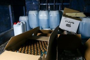 کشف محل دپوی مواد ضدعفونی قاچاق در شهرک صنعتی اشتهارد