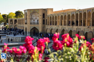  نشاط و شادی مسافران نوروزی با جاری شدن زاینده‌رود اصفهان