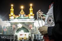 زائران بارگاه مطهر رضوی در حالی که زمزمه یا علی(ع) بر لب دارند در جشنی که در صحن جامع رضوی برگزار شد شرکت کردند