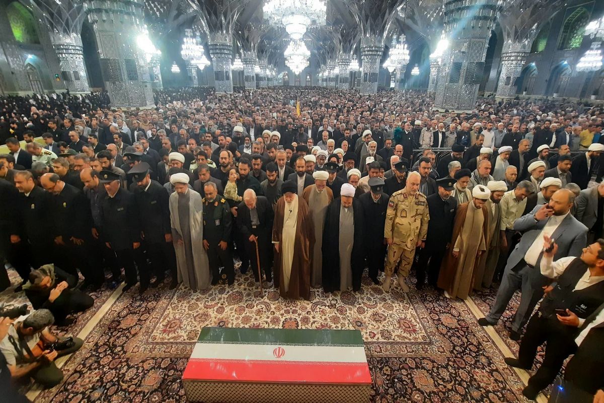 اقامه نماز بر پیکر شهید نیلفروشان