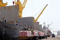 پهلودهی شناور حامل ۲۲ هزار تن برنج در بندر شهید رجایی 