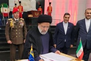 رئیس جمهور بر سر مزار «سیمون بولیوار» ادای احترام کرد