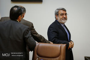 وزیر کشور رای خود را به صندوق انداخت