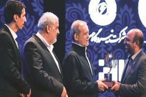 رئیس‌جمهوری جایزه سرمایه‌گذار برتر نیروگاه‌های خورشیدی کشور را به گروه فولاد مبارکه اهدا کرد