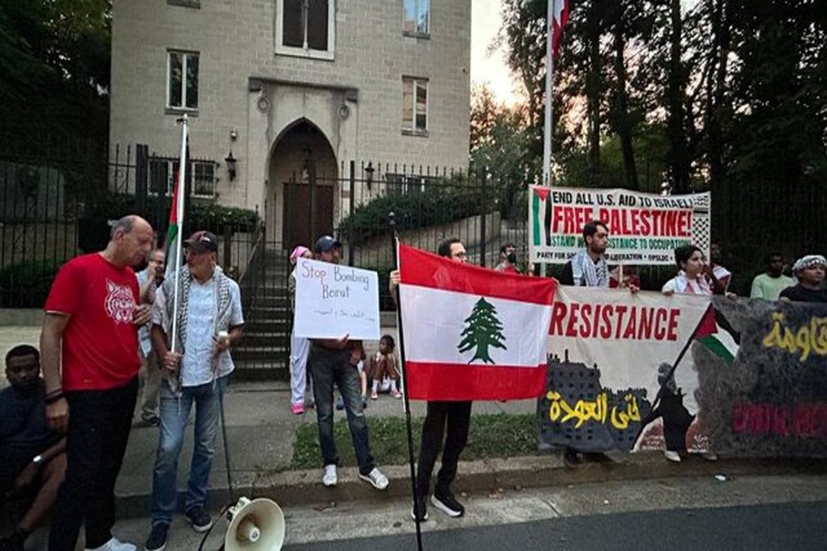 مقابل سفارت لبنان در واشنگتن در محکومیت حملات اسرائیل تجمع اعتراضی برگزار شد