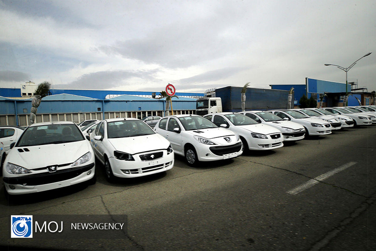 بازدید رئیس جمهور از انبار و خط تولید ایران خودرو