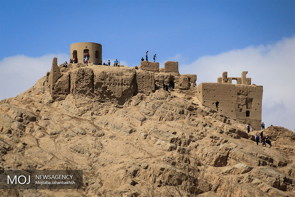 بازدید مسافران نوروزی از بناهای تاریخی منارجنبان و آتشگاه اصفهان