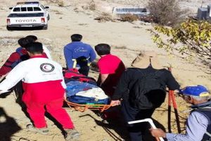 نجات کوهنورد ۲۴ ساله از ارتفاعات برفخانه طزرجان توسط تیم هلال احمر یزد