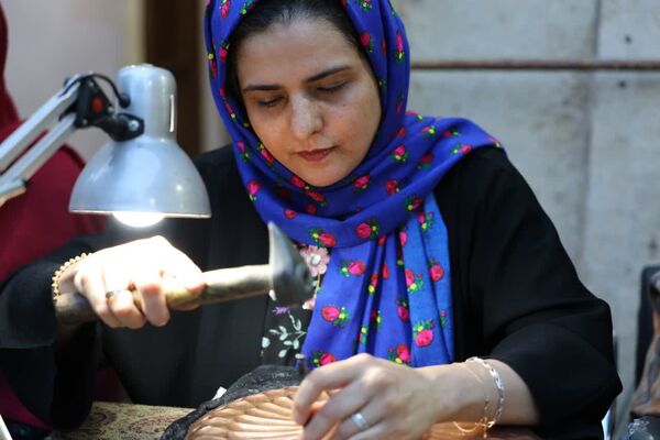 زنجیره ارزش صنایع دستی به بازار می‌رسد/ محصول هنرمند نباید پشت درِ بازار بماند