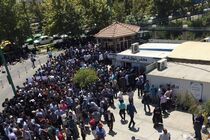 جمعی از دانش آموختگان صنعت نفت و مربیان پیش دبستانی مقابل مجلس تجمع کردند