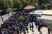 جمعی از دانش آموختگان صنعت نفت و مربیان پیش دبستانی مقابل مجلس تجمع کردند