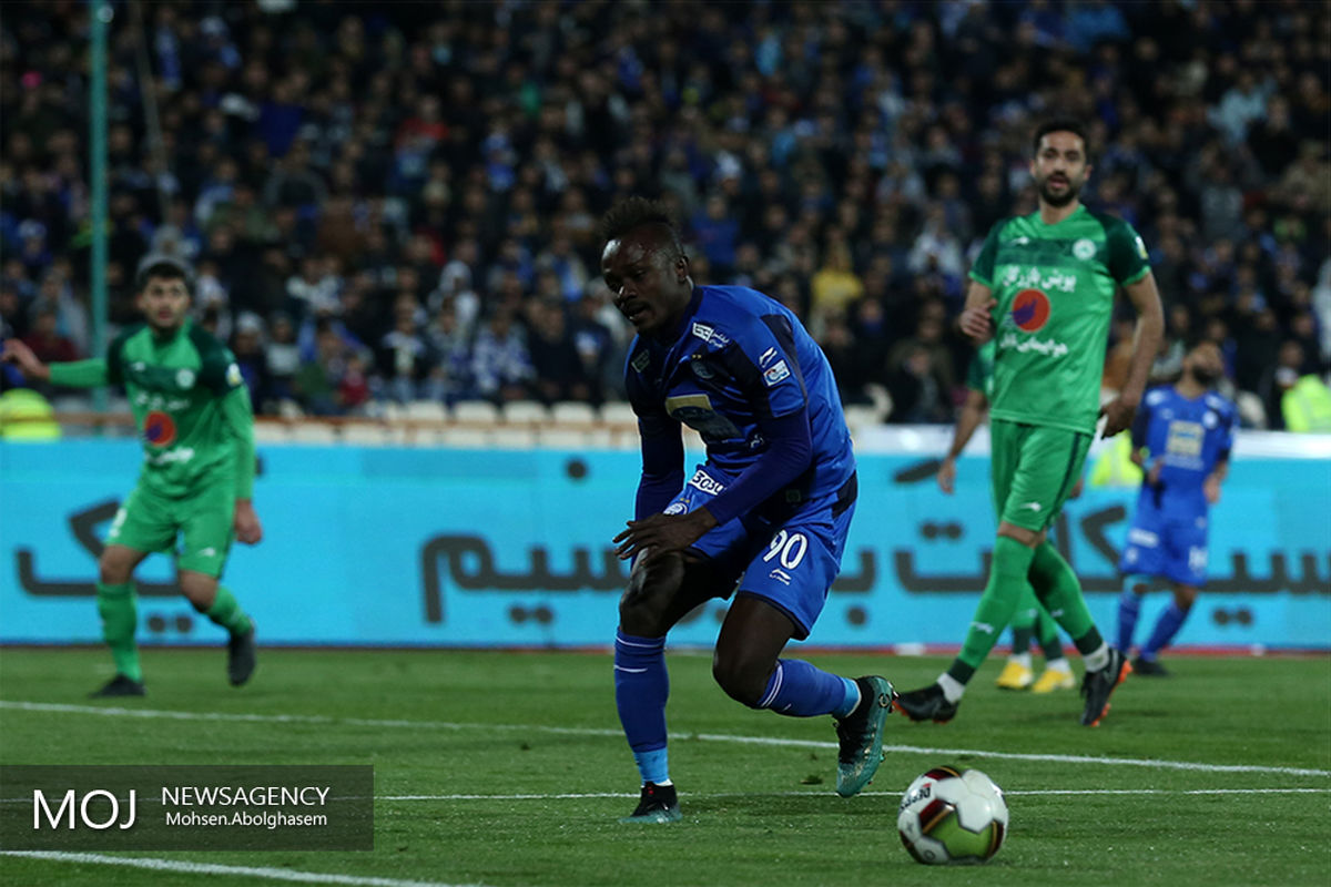 دیدار تیم های فوتبال استقلال تهران و ذوب آهن اصفهان