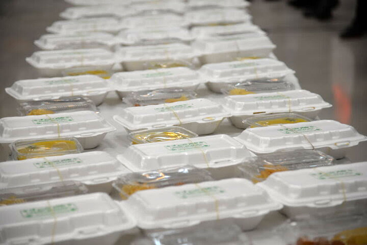 توزیع غذای گرم بین نیازمندان 