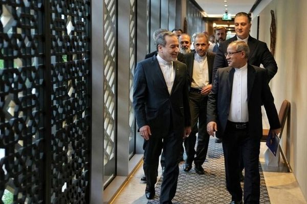 احوالپرسی دیپلماتیک عراقچی با نمایندگان آمریکا در مسقط