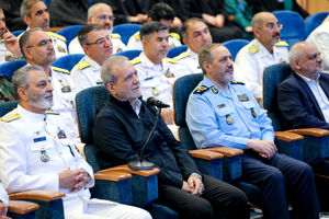 رئیس جمهور با فرماندهان ناوشکن دنا و زیردریایی فاتح در حین انجام مأموریت ارتباط برخط گرفت