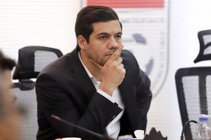 قلب مهربان میناوند خیلی زود از تپیدن بازماند/ مقابل ماشین ‌سازی پیراهن مشکی به تن می ‌کنیم