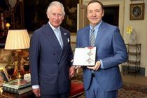 کوین اسپیسی از ولیعهد بریتانیا نشان شوالیه گرفت + تصویر