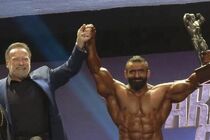 مدال قهرمان آرنولد کلاسیک بر گردن هادی چوپان